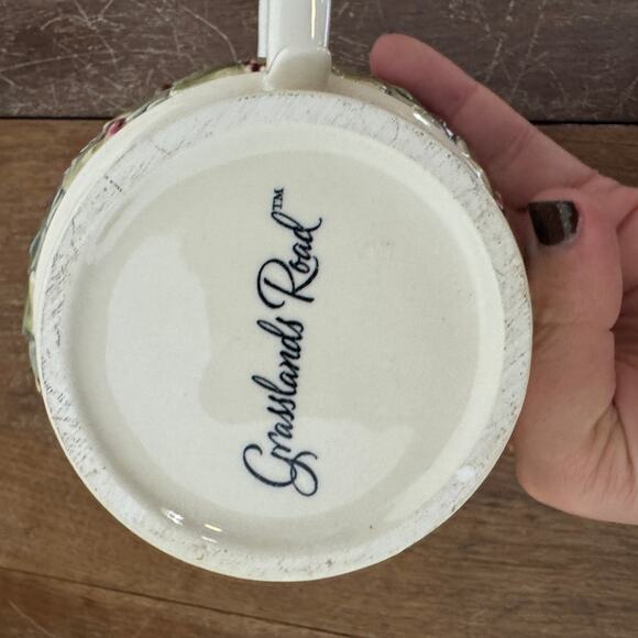 Grasslands Roads Holiday Garland Ceramic Teapot with lid and Tea cup Set - Picture 6 of 9